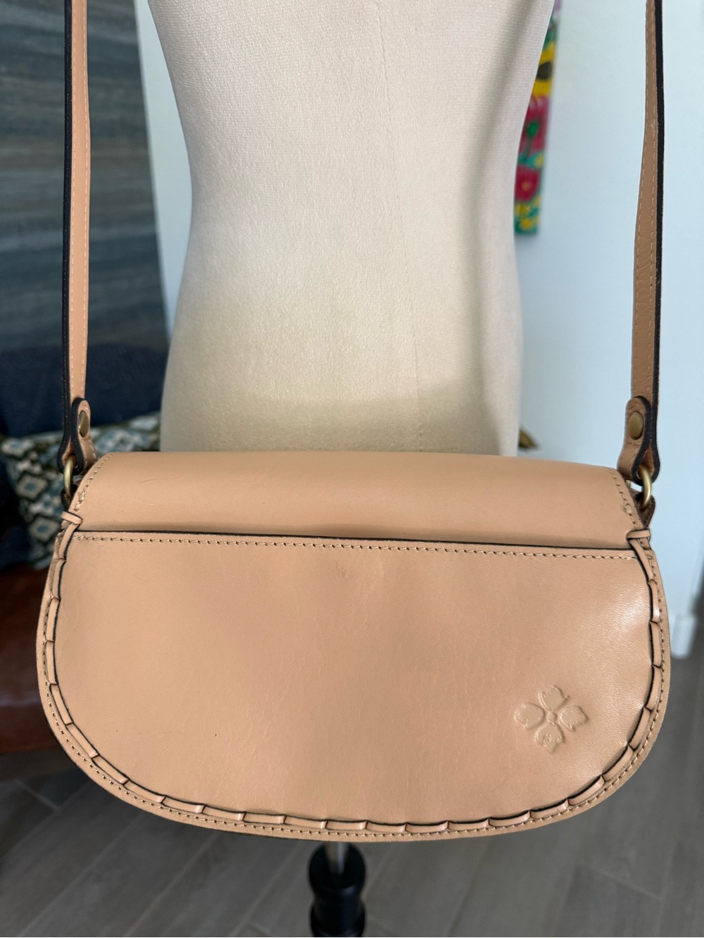 Patricia Nash Lydie Embossed Floral Leather Adjustable Crossbody Bag Nude Tan - Picture 10 of 11